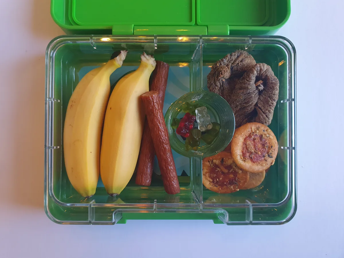 So lieber nicht zu oft: zuckerhaltige Früchte, Wurstwaren, Salzgebäck und natürlich Süssigkeiten mit Zucker. Verschiedene Znüniboxen, gefüllt mit Früchten, Gemüse und Snacks.
